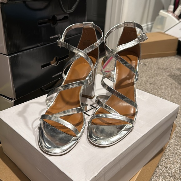 Halston Sliver Mirrored Strappy Sandel Heels. Size 9.5 - Picture 2 of 3